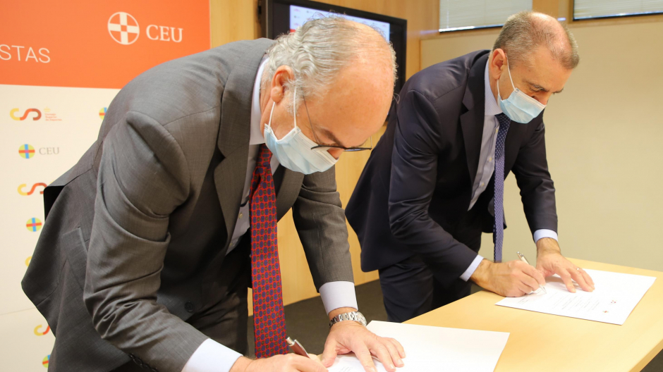 El Director General de la Fundación Universitaria CEU, Javier María Tello y el presidente del Consejo Superior de Deportes, José Manuel Franco, en el acto de la firma