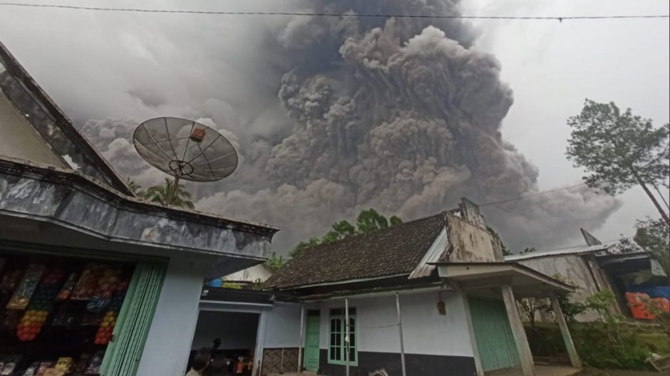 Una gigantesca columna de humo se levanta sobre el volcán Semeru en la isla de Java (Indonesia) tras la fuerte erupción.