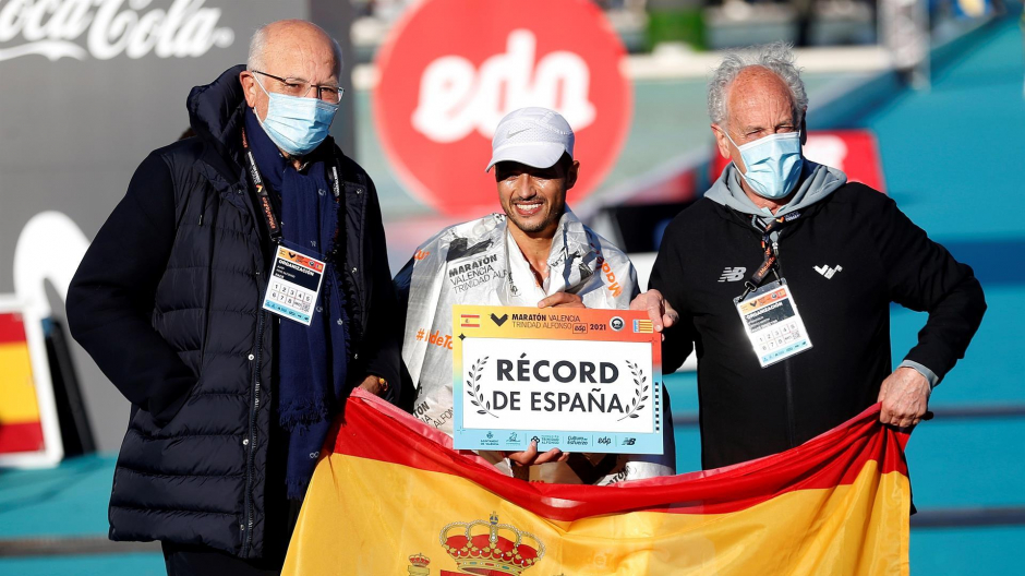 El Atleta Hamid Ben Douad, junto a Juan Roig (i) y Paco Borao, ha igualado el récord de España de Ayad Lamdassem con un tiempo de 2:06:35