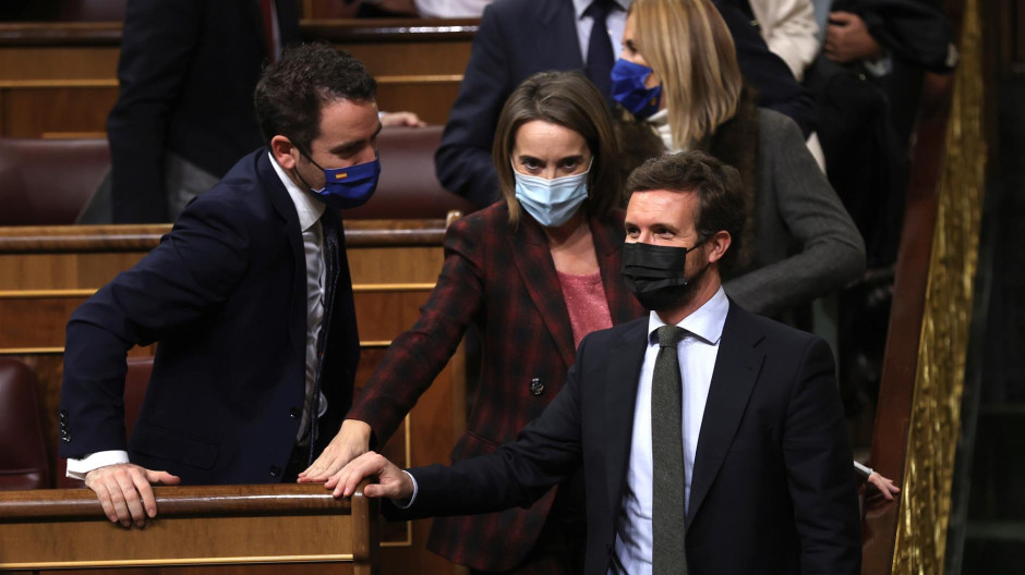 El presidente del Partido Popular Pablo Casado, la portavoz del PP en la Cámara Baja Cuca Gamarra y el secretario general de los "populares" Teodoro García, abandonan el hemiciclo tras el pleno