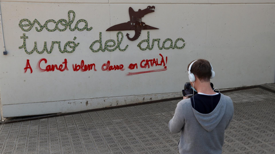 Un operador de TV toma imágenes en la escuela Turó del Drac de Canet de Mar (Barcelona)