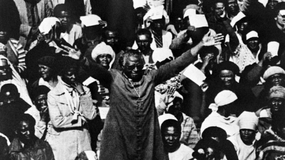 El obispo Desmond Tutu hace un llamado a la paz durante un funeral de quince víctimas de enfrentamientos con la policía, en 1985