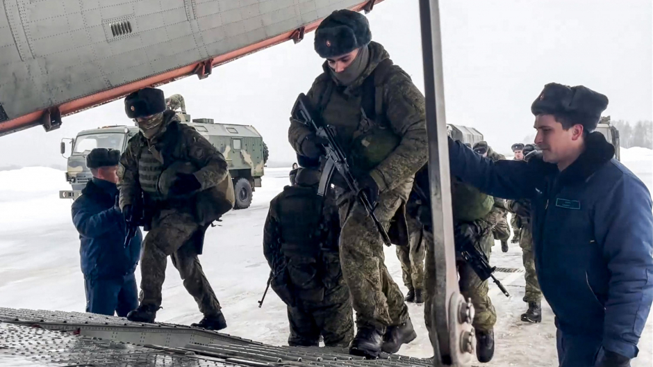 Soldados rusos embarcan rumbo a Kazajistán