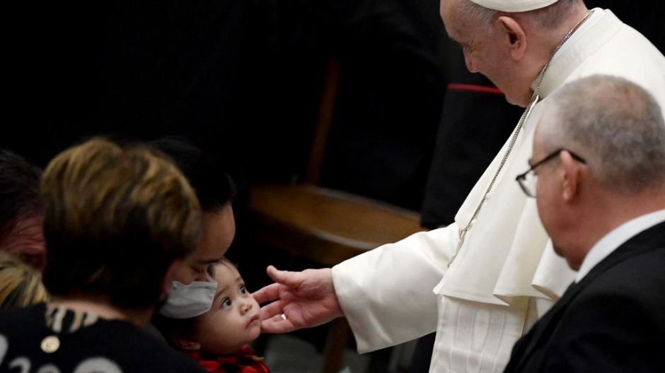 Francisco con un niño en la audiencia general en el aula Pablo VI