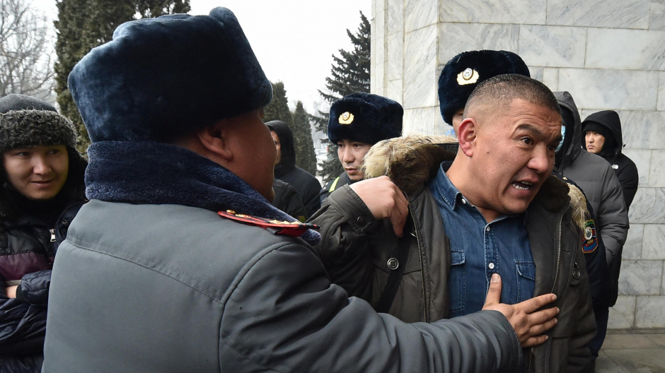 La policía retiene a un manifestante en Almaty, Kazajistán