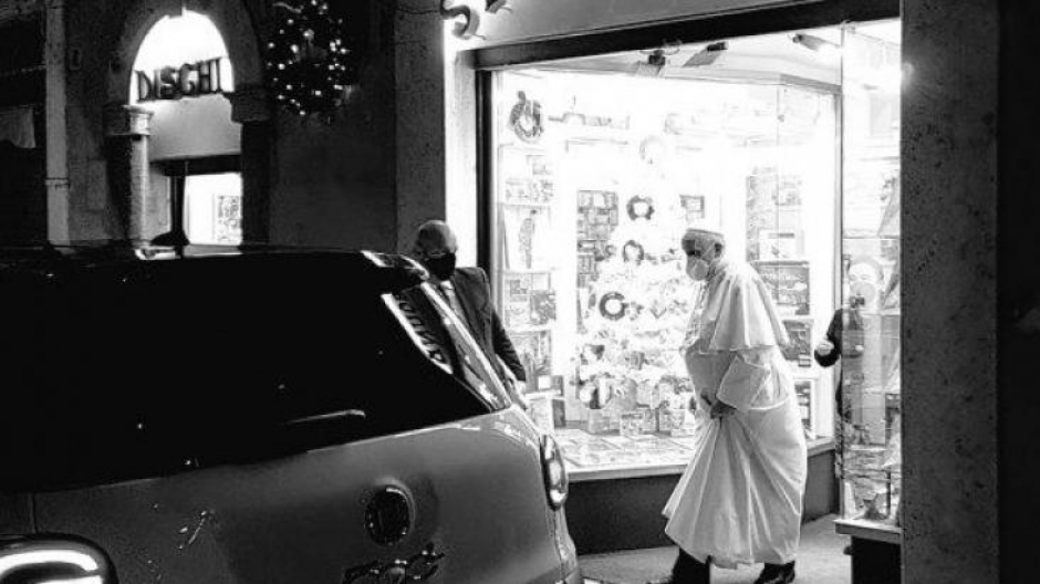 El Papa Francisco saliendo de una tienda de discos en el centro de Roma