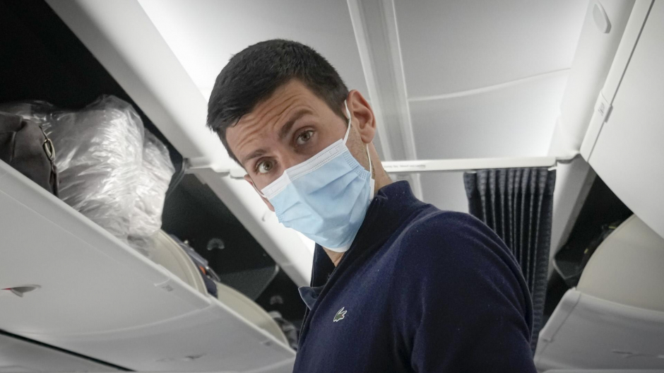 Djokovic en el avión con rumbo a Dubai tras ser deportado de Australia