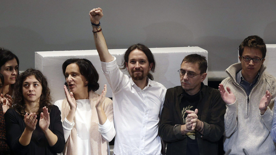 El líder de Podemos, Pablo Iglesias (c), junto a los miembros de su equipo, Tania González (i), Carolina Bescansa (2ªi), Íñigo Errejón (d) y Juan Carlos Monedero (2ºd), durante el acto de clausura de la Asamblea Ciudadana en el que han dado a conocer la nueva dirección, hoy en el Teatro Nuevo Apolo de Madrid. Pablo Iglesias ha sido elegido secretario general de Podemos por una amplia mayoría de los votantes (95.311 votos) de la Asamblea Ciudadana del partido, que han dado también su apoyo mayoritario a los miembros de su equipo para conformar la nueva dirección de la fuerza política