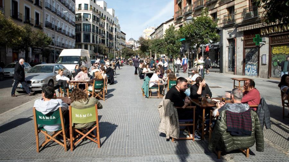 Una terraza en la plaza del Cascorro en Madrid
