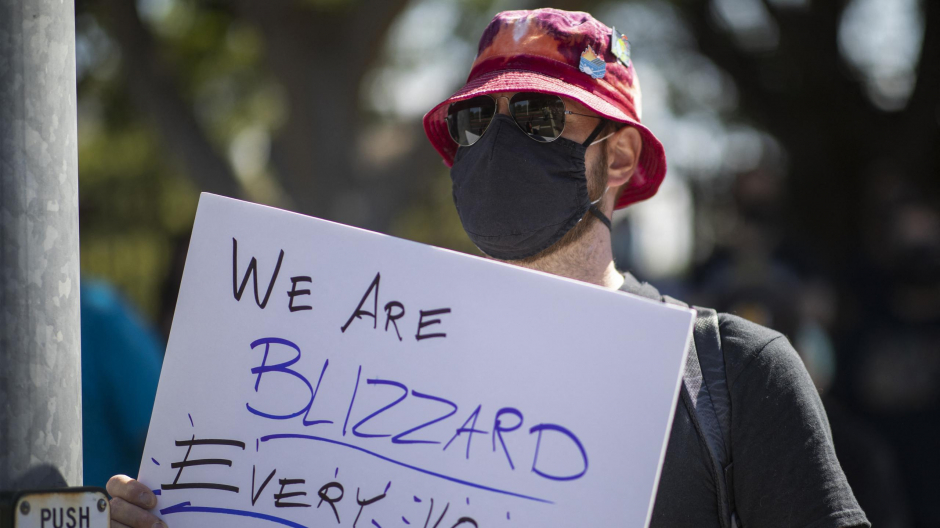 Un empleado de Blizzard protesta a las puertas de la compañía