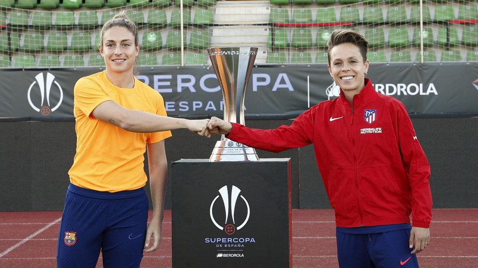 Alexia Putellas (i) capitana del Barça y Amanda Sampedro capitana del Atlético de Madrid