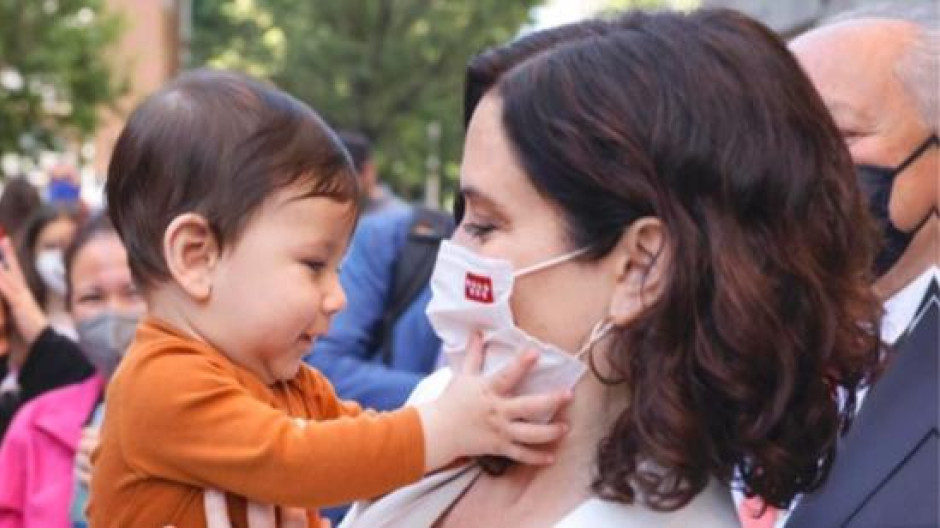 La presidenta Isabel Díaz Ayuso con un niño