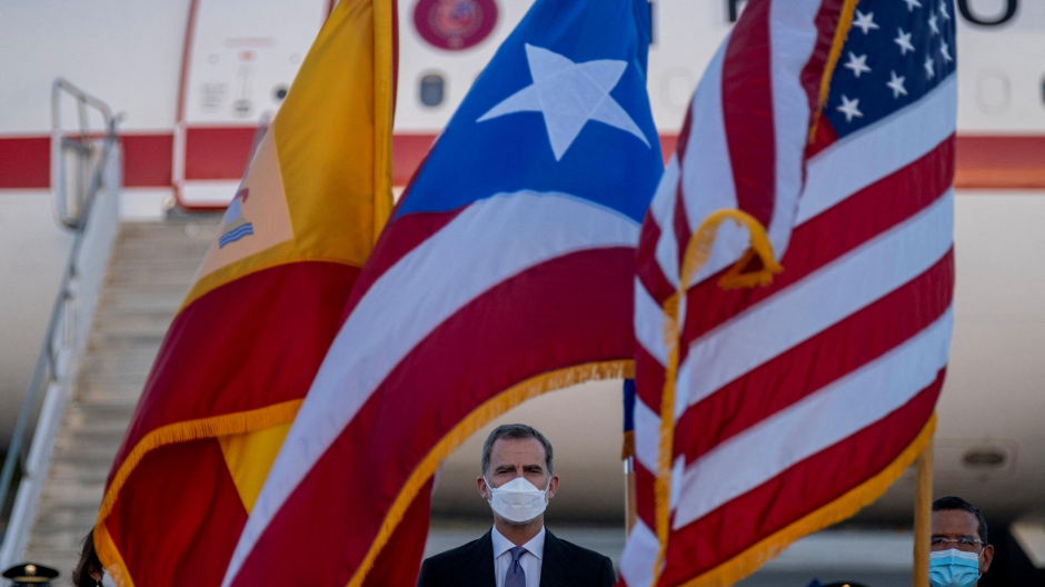 Felipe VI, frente a las banderas española, puertorriqueña y estadounidense
