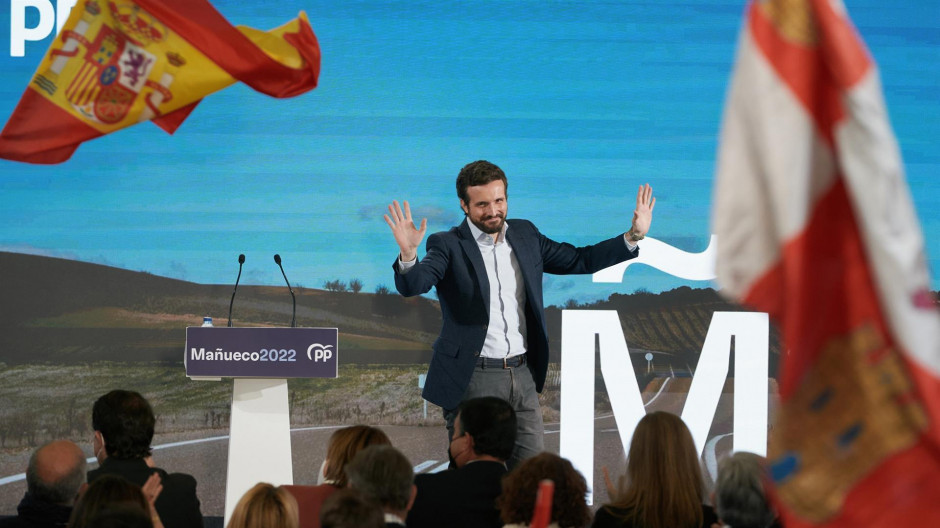 El presidente nacional del Partido Popular, Pablo Casado (c), saluda a sus simpatizantes durante un acto de campaña de cara a las elecciones autonómicas de Castilla y León del próximo 13 de febrero, este domingo en Ávila