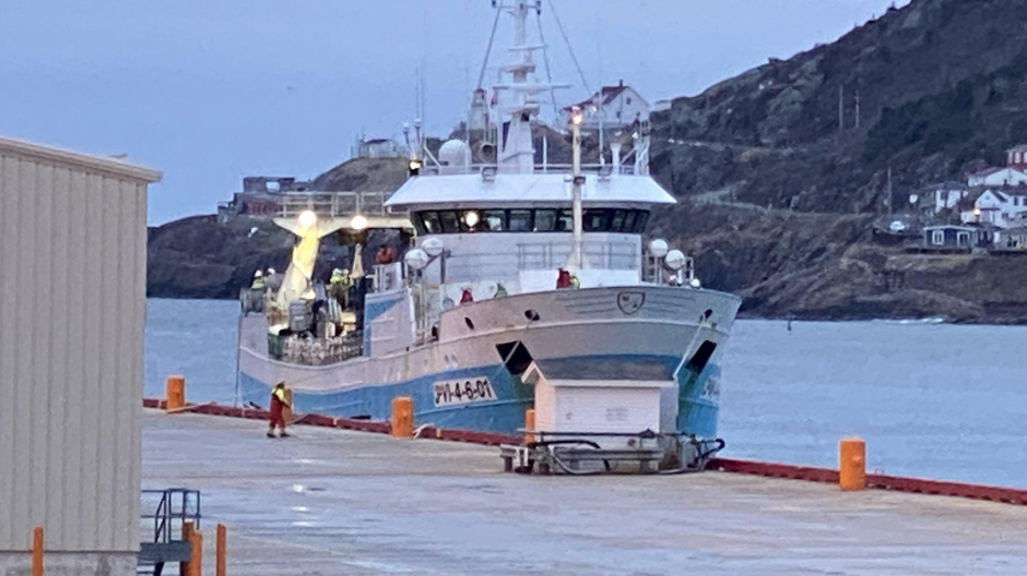 El pesquero español atracado en el puerto con los 3 supervivientes y 7 fallecidos del Villa de Pitanxo