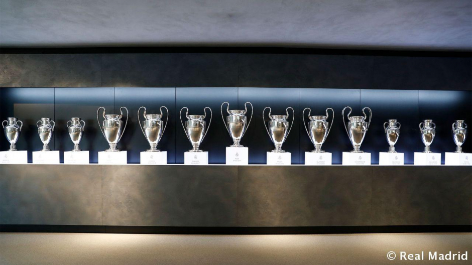 Las trece copas de Europa presiden las vitrinas de la sala del Real Madrid