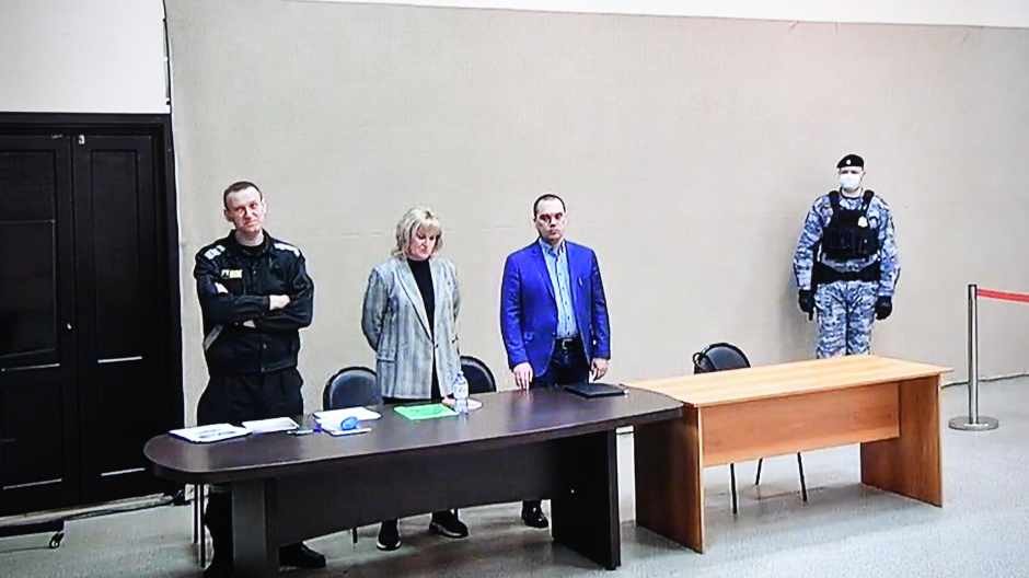 Navalni durante el juicio contra él