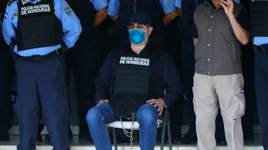 El expresidente hondureño Juan Orlando Hernández esposado en la sede de la Policía de Honduras