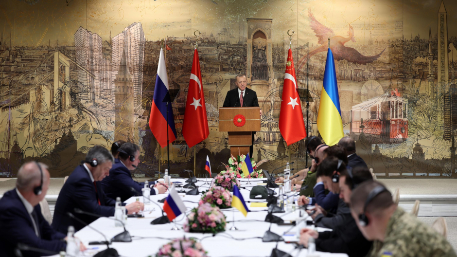 El presidente turco Erdogan recibe a los negociadores de Rusia y Ucrania