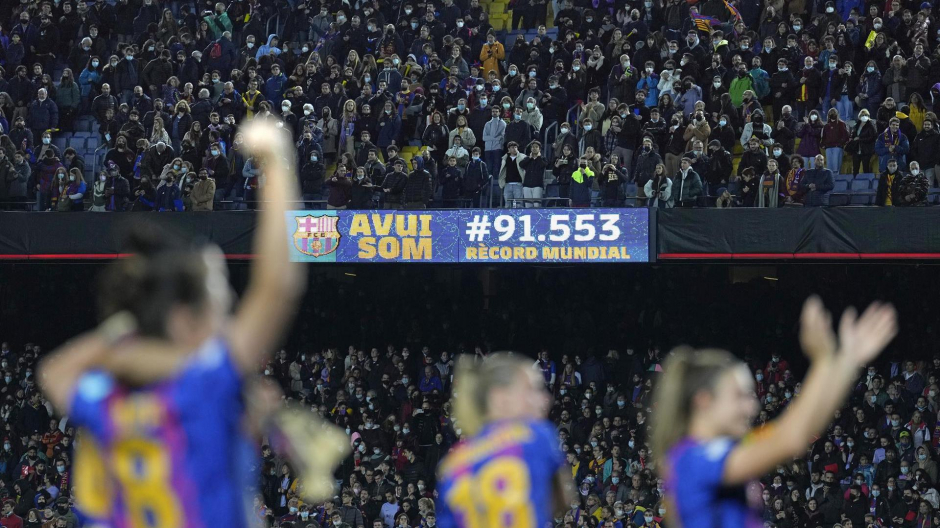 Las jugadoras del FC Barcelona celebran la victoria en el Camp Nou