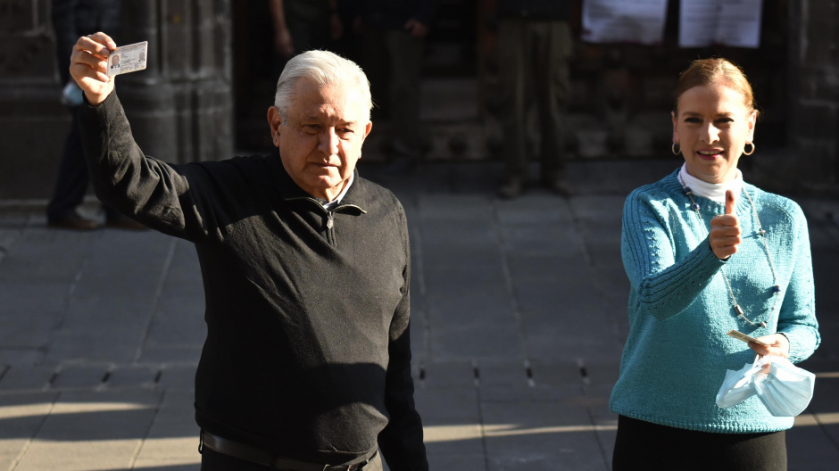El presidente mexicano Andrés Manuel López Obrador (L) y su esposa Beatriz Gutiérrez