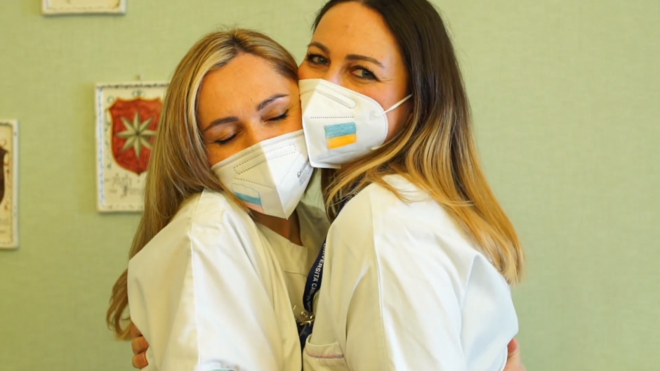 Irina y x son enfermeras en Roma, la primera de ellas ucraniana y la segunda rusa