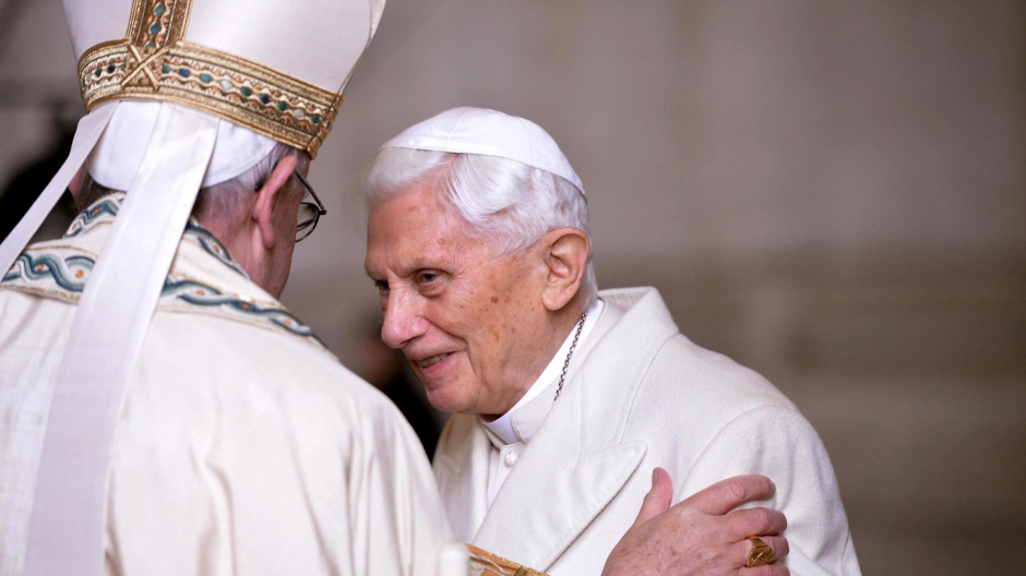 El Papa Francisco saludando a Benedicto XVI en la inauguración del Jubileo Extraordinario de la Misericordia en 2015