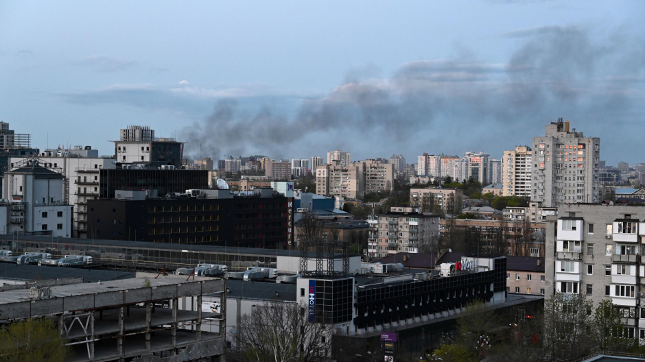 Columna de humo en Kiev después de que los rusos hayan bombardeado nuevamente la capital