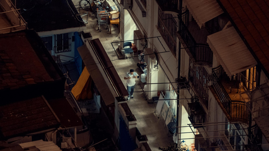 Los habitantes de Shanghái salen a sus balcones a protestan por el estricto confinamiento