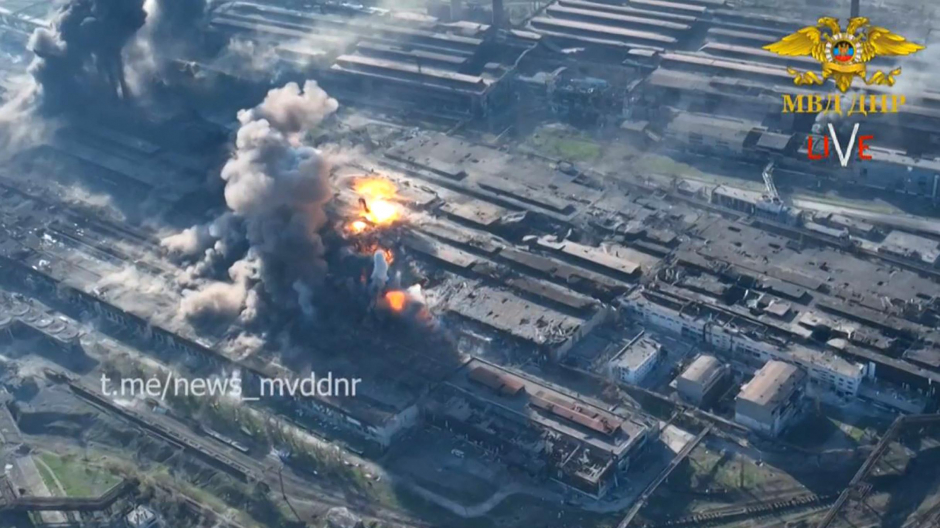 Una captura de pantalla de un video que muestra la humareda, resultado de constantes bombardeos, en la planta de Azovstal