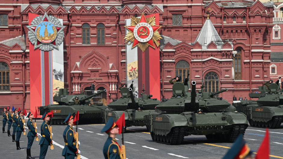 Los tanques rusos T-90M y T-14 Armata desfilan por la Plaza Roja durante el ensayo del desfile militar del Día de la Victoria en Moscú el 7 de mayo de 2022