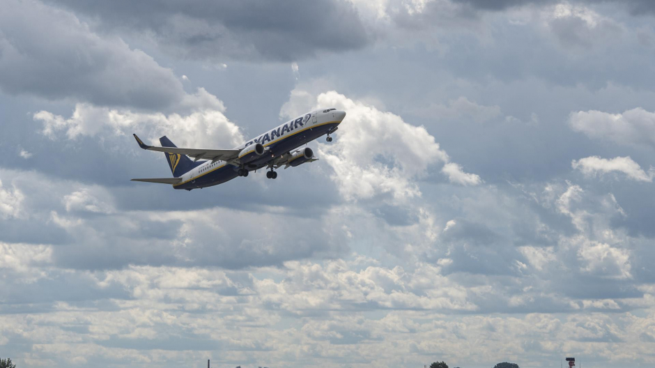 Un avión de Ryanair despega con destino al aeropuerto de Alicante
