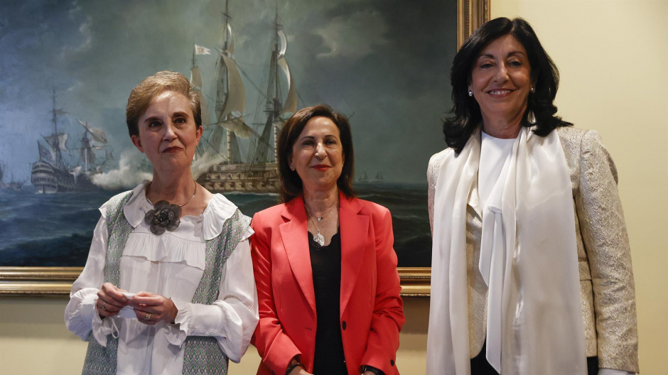 La ministra de Defensa, Margarita Robles (c), junto a la nueva directora del Centro Nacional de Inteligencia (CNI), Esperanza Casteleiro (d), y a la directora destituída, Paz Esteban (i)