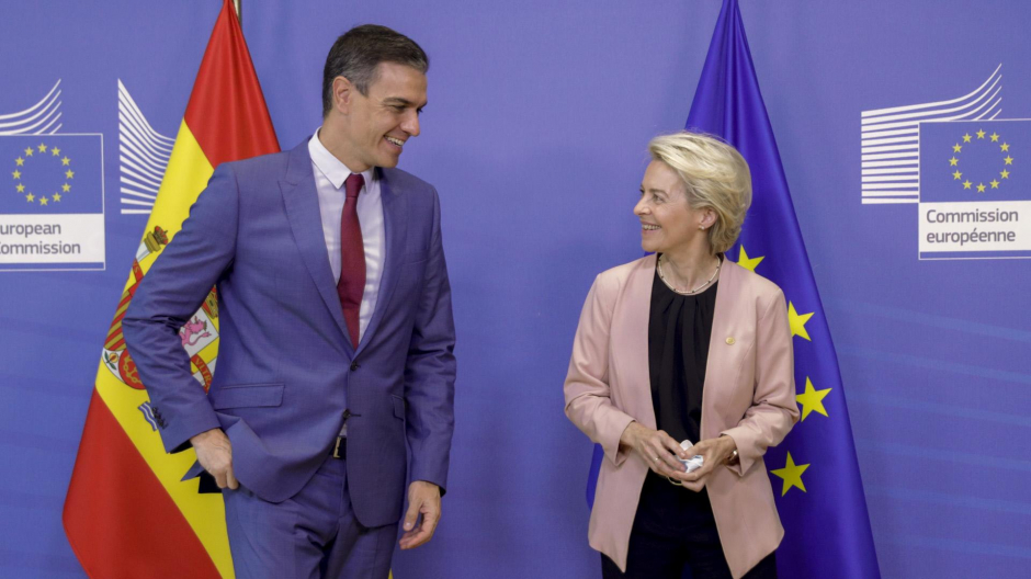 Pedro Sánchez junto a la presidenta de la Comisión Europea, Von der Leyen