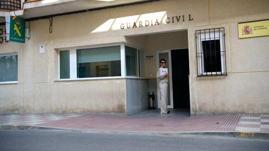Macarena Olona, este lunes, presentando la denuncia ante la Guardia Civil de Salobreña, contra la alcaldesa de la localidad