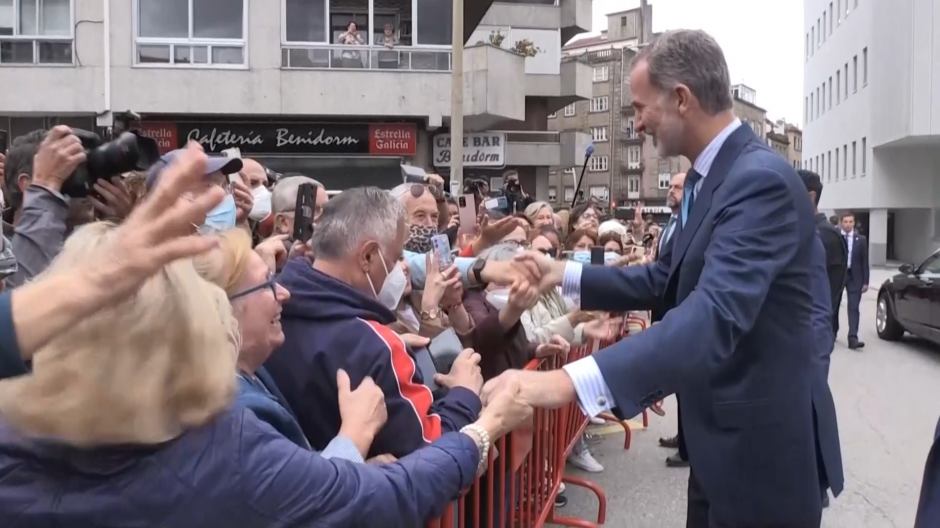 Una multitud de personas y banderas reciben a Felipe VI en Vigo entre gritos de «¡viva el Rey!»