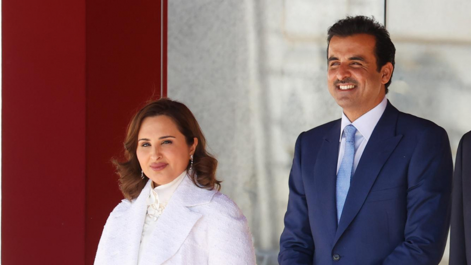 El emir de Qatar junto a una de sus esposas durante la recepción oficial que ofrecieron los Reyes Felipe Vi y letizia en el Palacio Real de Madrid
