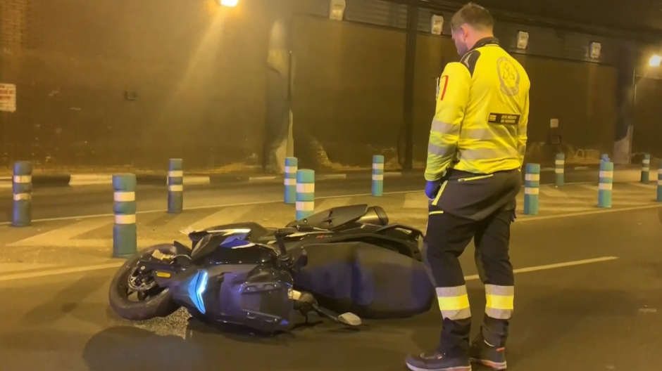 Muere un joven motorista al chocar contra un muro en un túnel de Madrid