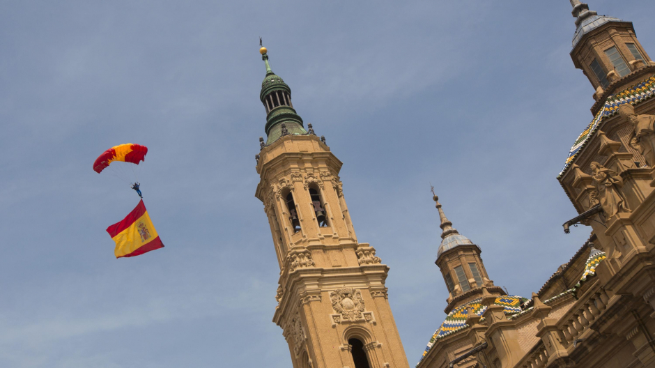 Paracaidistas de la PAPEA se lanzan con una bandera de España de 54 metros cuadrados