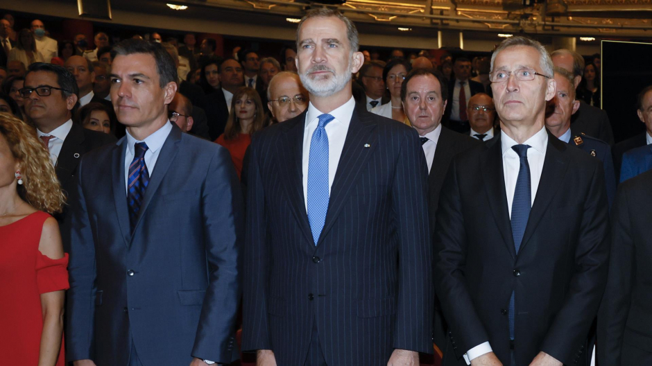 El secretario general de la OTAN, Jens Stoltenberg (d) junto con el presidente del Gobierno, Pedro Sánchez (i) y el rey Felipe VI (c) a