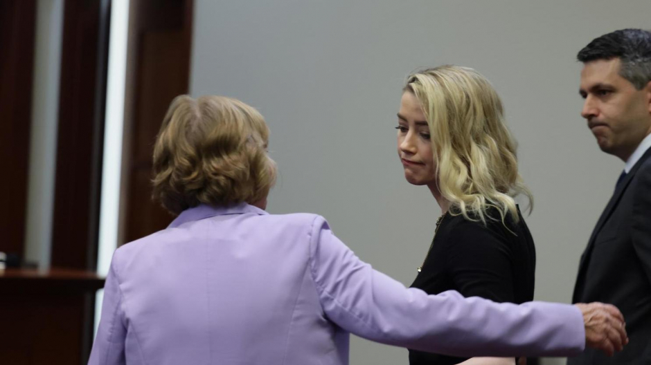 Amber Heard junto a su abogada tras conocer la decisión del jurado