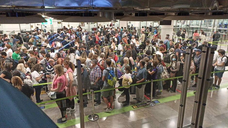 Colas en el control de pasaportes en el aeropuerto de Barajas