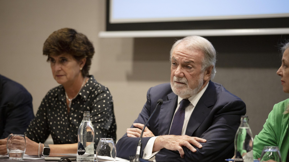 Jaime Mayor Oreja, acompañado de María San Gil y Carmen Fernández de la Cigoña, durante la presentación de la manifestación en defensa de la vida