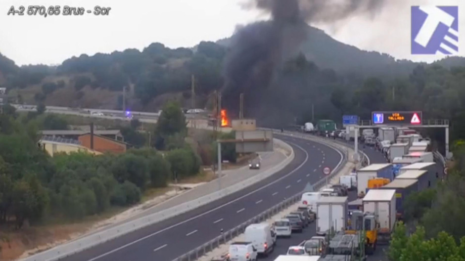 El incendio de un camión en la A-2 provoca retenciones en los dos sentidos