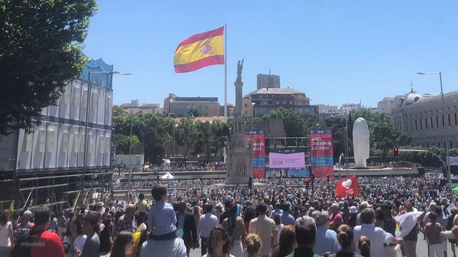 La gran bandera de España de la plaza de Colón