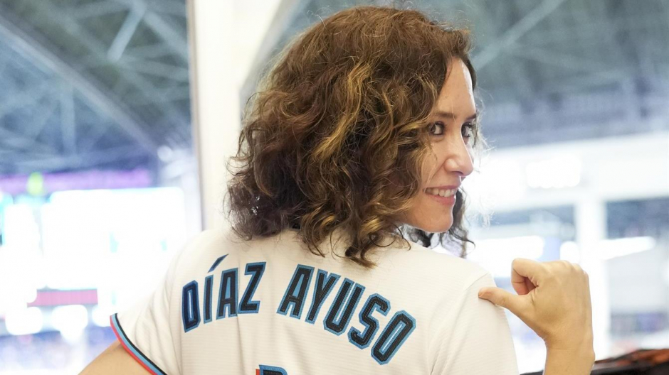 Isabel Díaz Ayuso posa con la camiseta de los Miami Marlins, equipo de béisbol