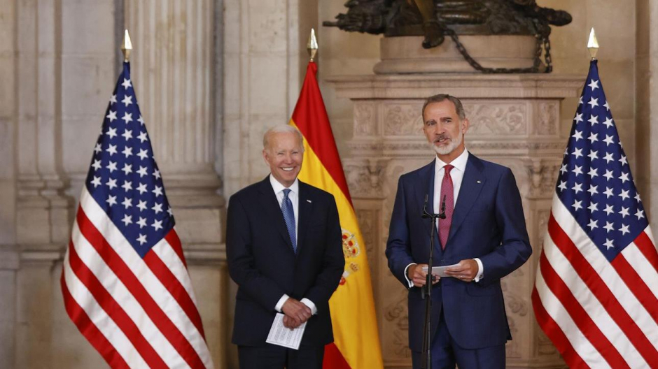 Felipe VI, junto al presidente estadounidense, Joe Biden, a su llegada al Palacio Real de Madrid este martes por la tarde