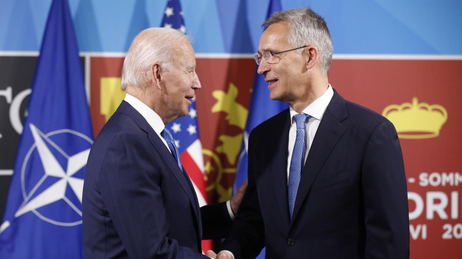 Biden y Stoltenberg se saludan antes del inicio de la cumbre