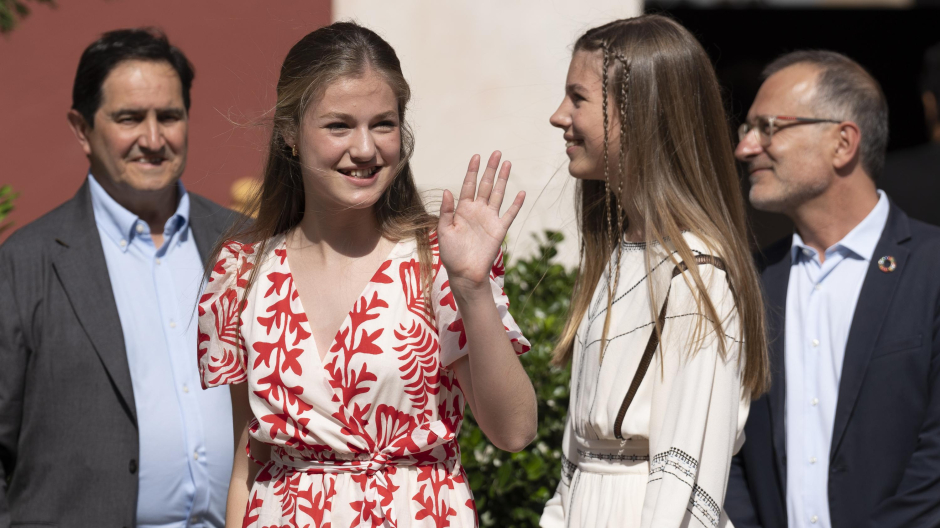 La Princesa Leonor y la Infanta Sofía saludando en Figueras