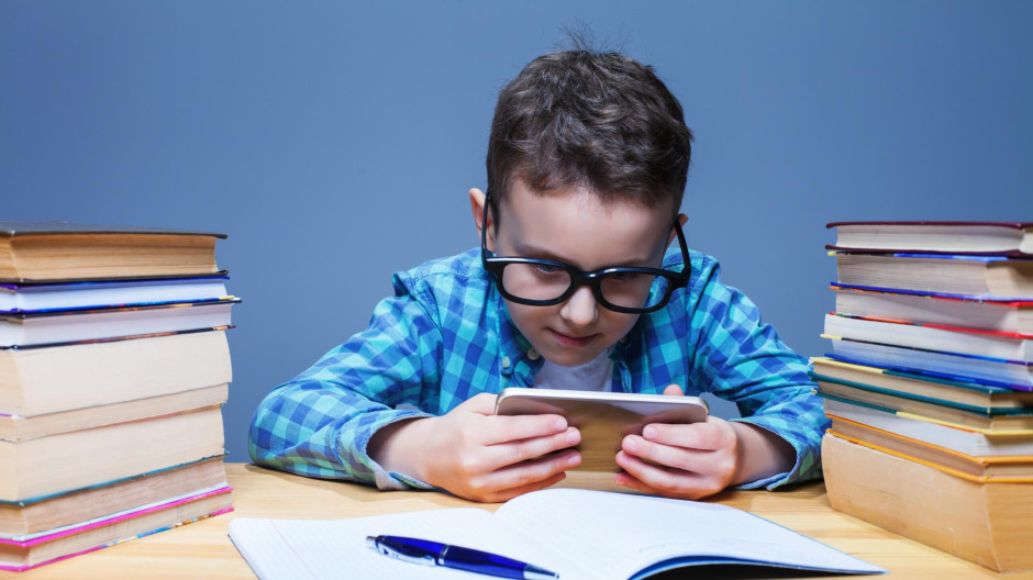 Niño con gafas